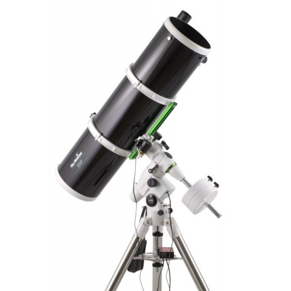 Telescópio Newton SkyWatcher 200/1000 mm com montagem NEQ5 e motores duplos
