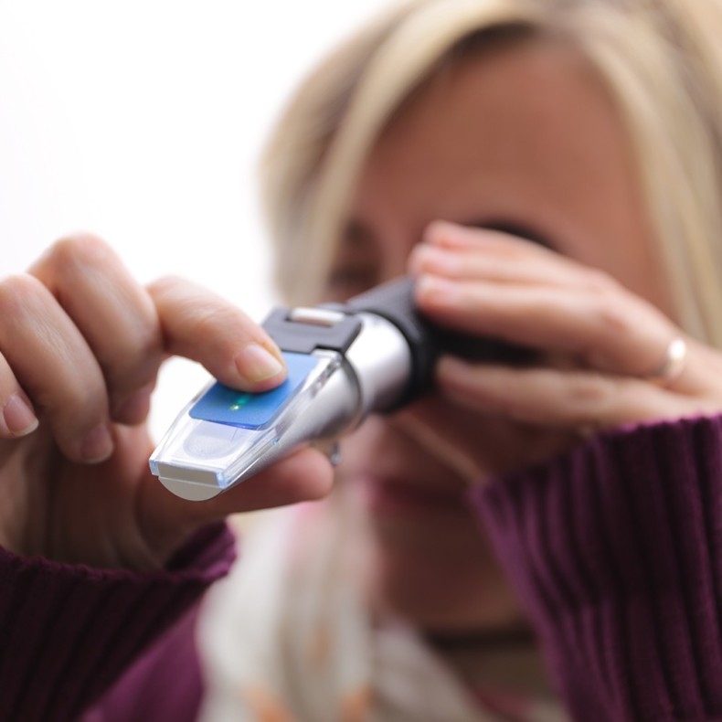 OPTIKA Refratómetro manual HR-120... OPTIKA Refratómetro manual HR-120...